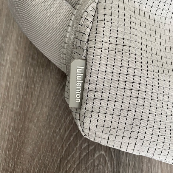Brand new Lululemon Everywhere Belt Bag grey/ seal grey graphic squares pattern - Picture 6 of 10